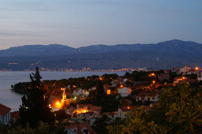 Blick auf Splitska bei Nacht